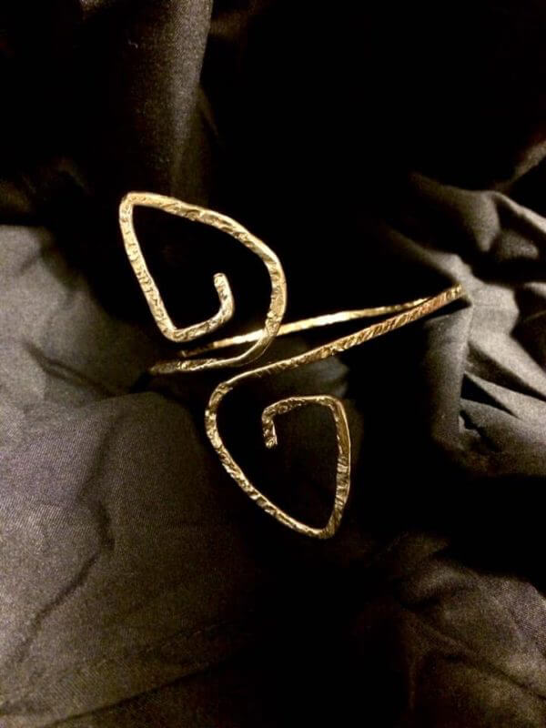 Bracciale schiava in ottone "uno sguardo al cielo uno alla terra" - immagine 2