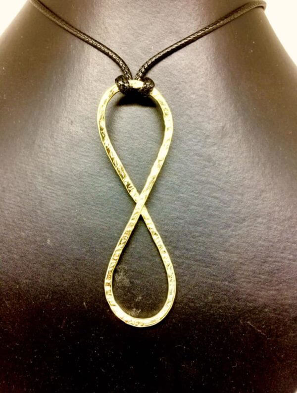 Collana "Infinito e oltre" in ottone martellata...Amorevolmente pero'