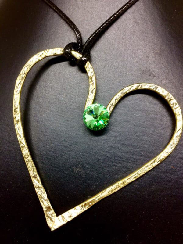 Cuore in ottone martellato...Amorevolmente però...con cristallo Swarovski verde