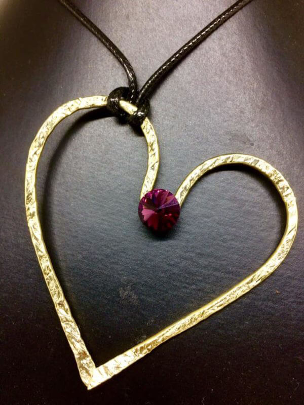 Cuore in ottone martellato...Amorevolmente però...con cristallo Swarovski viola
