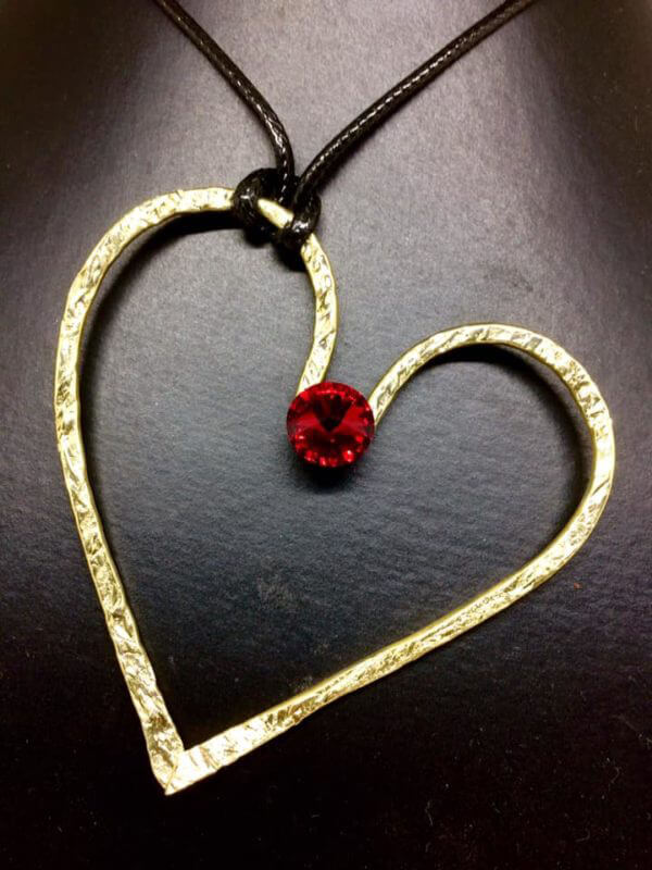 Cuore in ottone martellato...Amorevolmente però...con cristallo Swarovski rosso