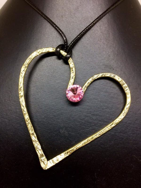 Cuore in ottone martellato...Amorevolmente però...con cristallo Swarovski rosa