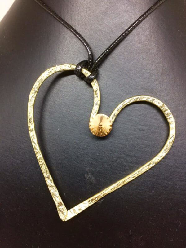 Cuore in ottone martellato...Amorevolmente però...con cristallo Swarovski beige