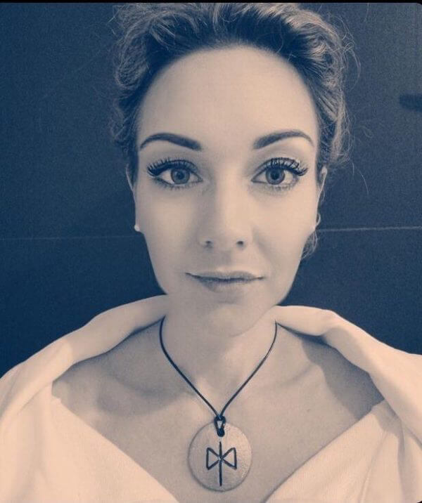 Modella Marta con Runa in ceramica indossata