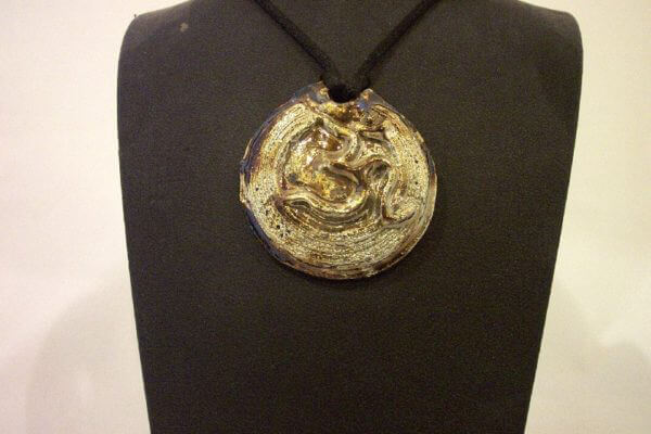 "Ohm" in ceramica Raku