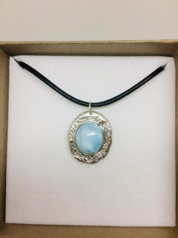 Collana in Argento 925 con pietra Larimar e piccola spiralina sul metallo con texture particolare. A richiesta - immagine 3