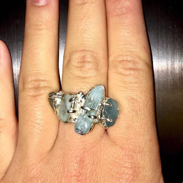 Anello in Argento 925 e Aquamarina grezza, si realizza a richiesta. - immagine 3