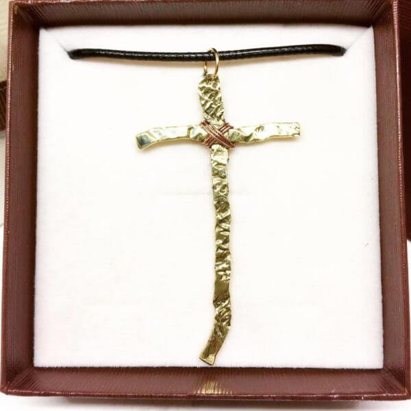 Collana"Crocifisso" in ottone martellato...Amorevolmente pero'...