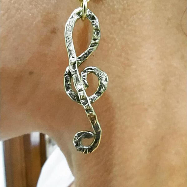 Orecchini "Chiave di violino" in Ottone Martellati di brutto!...Amorevolmente pero.. - immagine 2