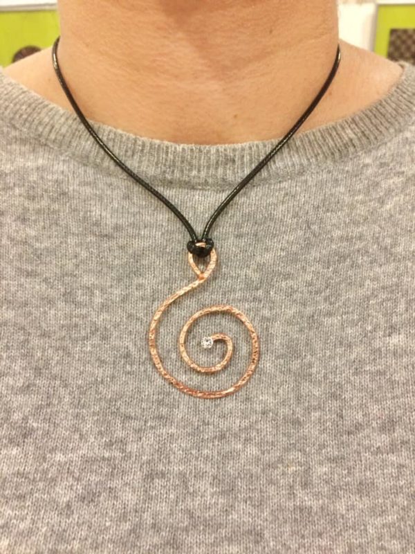 Spirale con punto luce in rame martellato