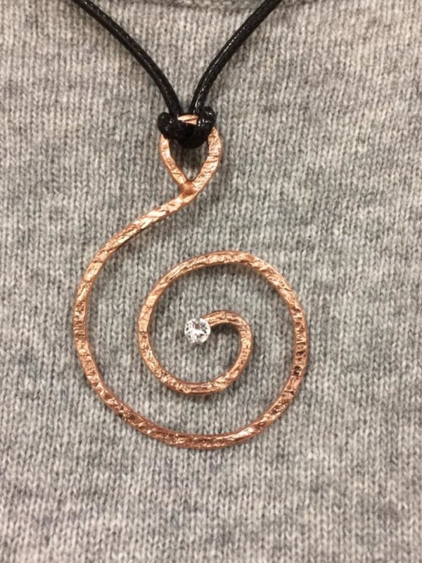 Spirale con punto luce in rame martellato - immagine 2