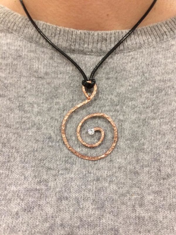 Spirale con punto luce in rame martellato - immagine 3