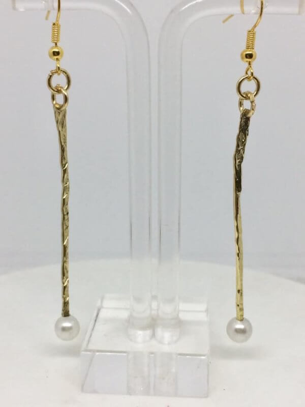 Orecchini in ottone martellato con perle