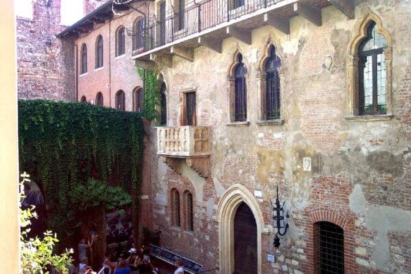 COPRIPRESE IN CERAMICA DI FRONTE ALLA CASA DI GIULIETTA