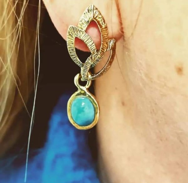 Orecchini a perno in ottone e pietra Larimar