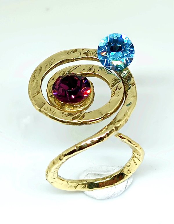 Anello in ottone martellato con Swarovski viola, disponibile anche azzurro - immagine 3