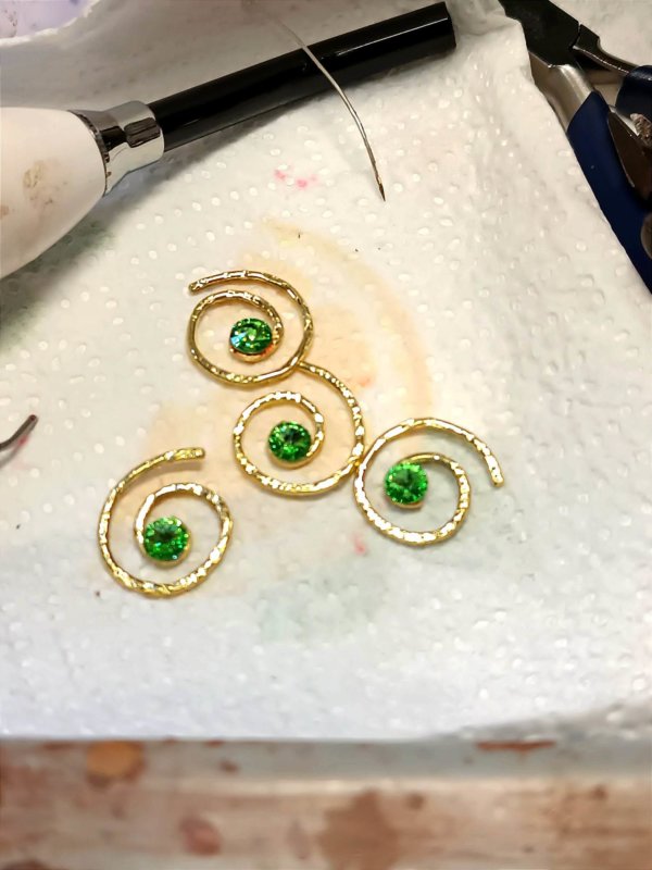 Orecchini in ottone martellati di brutto...amorevolmente pero'... - immagine 9