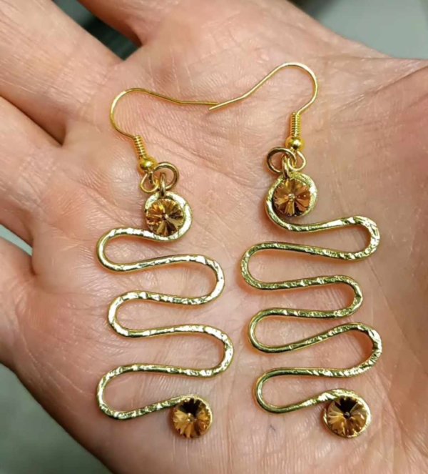 Orecchini spirale Swarovski in ottone martellato di brutto!...amorevolmente però.. - immagine 3