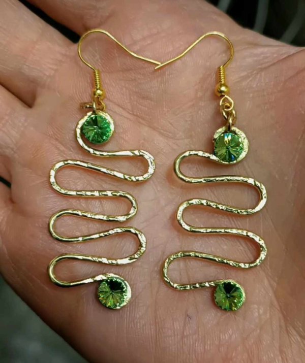 Orecchini spirale Swarovski in ottone martellato di brutto!...amorevolmente però.. - immagine 2