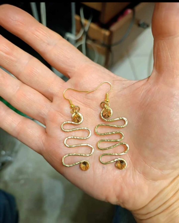 Orecchini spirale Swarovski in ottone martellato di brutto!...amorevolmente però.. - immagine 8