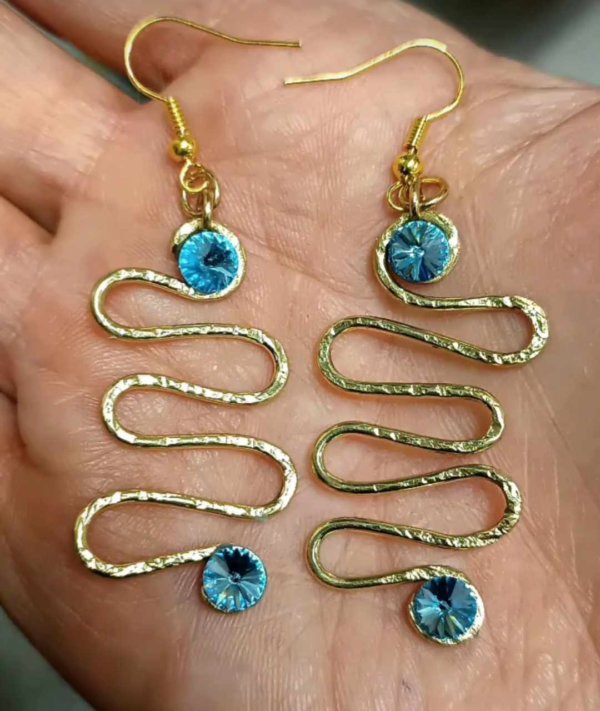 Orecchini spirale Swarovski in ottone martellato di brutto!...amorevolmente però..