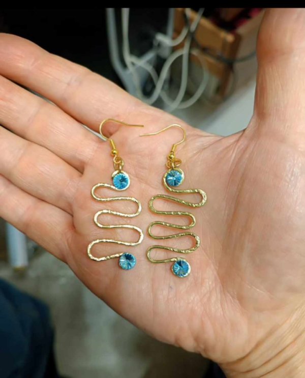 Orecchini spirale Swarovski in ottone martellato di brutto!...amorevolmente però.. - immagine 7