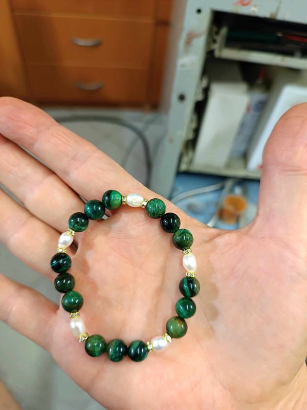 Magia della pietra Occhio di Tigre verde e pietre di acqua dolce
