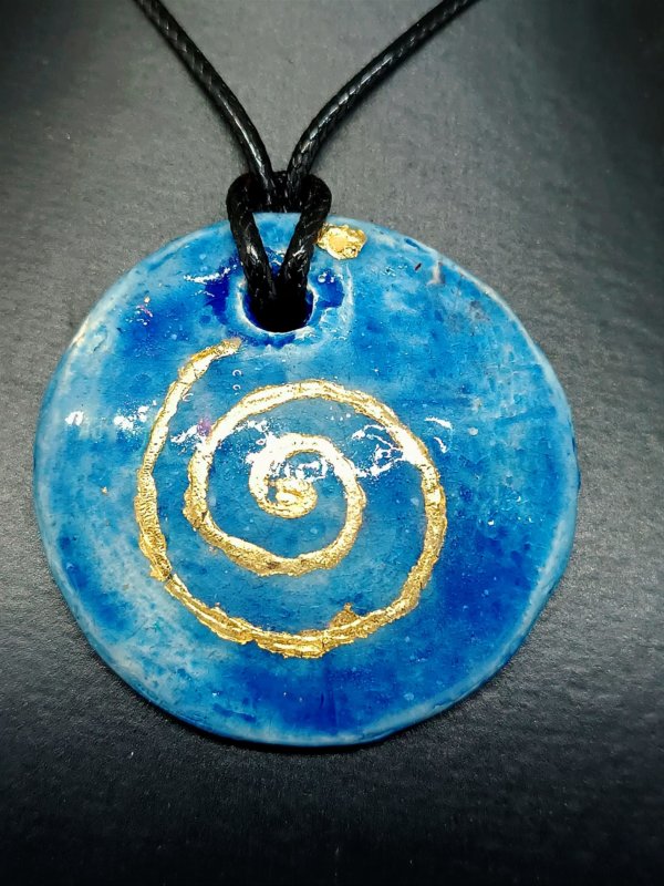 Spirale in ceramica e foglia oro