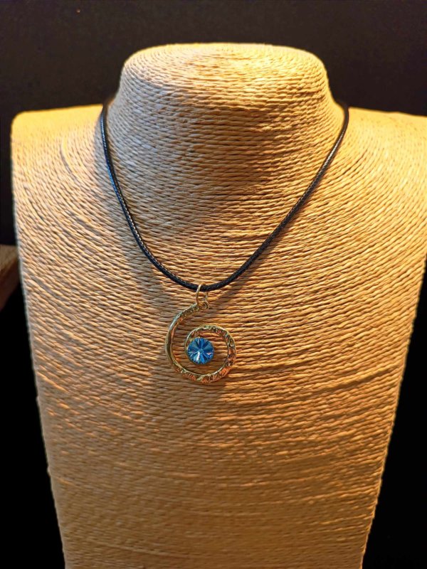 Spiralina in ottone martellato e Swarovski - immagine 2
