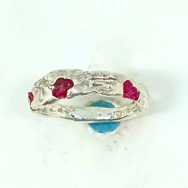 Anello in argento 925 e rubini grezzi. Realizzato con la tecnica della fusione con la sabbia. - immagine 2