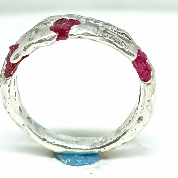 Anello in argento 925 e rubini grezzi. Realizzato con la tecnica della fusione con la sabbia.