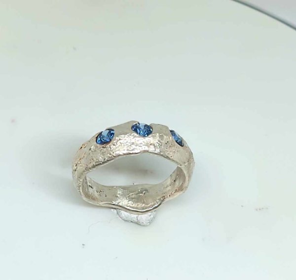 Anello in Argento925 e cristalli Swarovski ottenuto con la tecnica della  fusione con la sabbia. - immagine 2