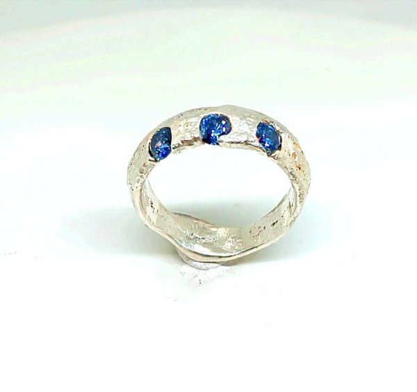 Anello in Argento925 e cristalli Swarovski ottenuto con la tecnica della  fusione con la sabbia.