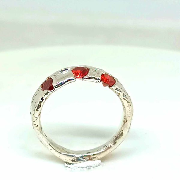 Anello in argento 925 e rubini grezzi. Realizzato con la tecnica della fusione con la sabbia. - immagine 3