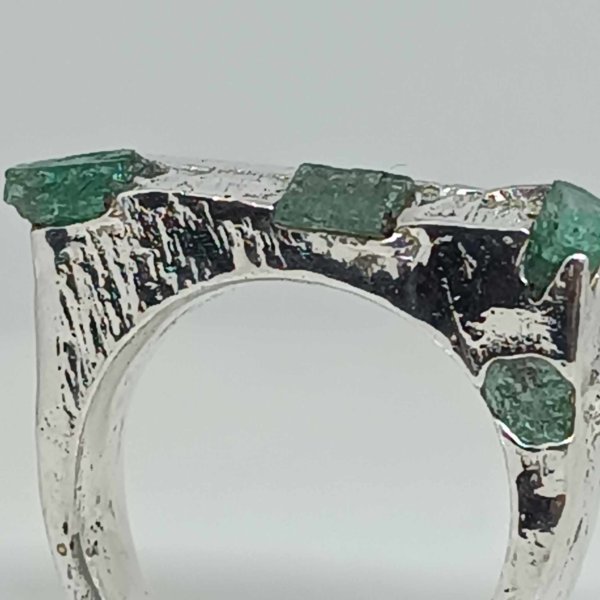 Anello in Argento925 e smeraldi grezzi. Realizzato con la tecnica della fusione con la sabbia. - immagine 4