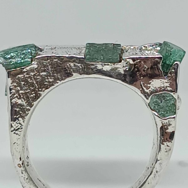 Anello in Argento925 e smeraldi grezzi. Realizzato con la tecnica della fusione con la sabbia.