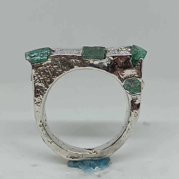 Anello in Argento925 e smeraldi grezzi. Realizzato con la tecnica della fusione con la sabbia. - immagine 3