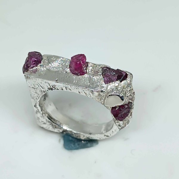 Anello in Argento925 e rubini grezzi misura 17. Realizzato con la tecnica della fusione con la sabbia. - immagine 3
