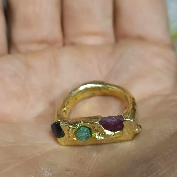 Anello in ottone e smeraldo rubino e zaffiro, realizzato con la tecnica della fusione con la sabbia. - immagine 2