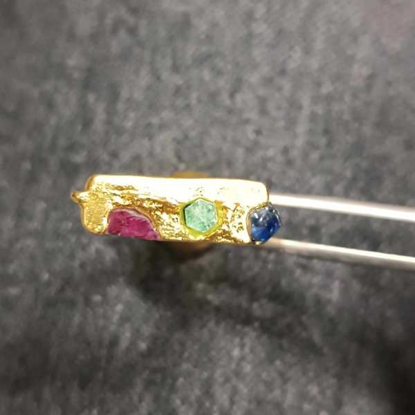Anello in ottone e smeraldo rubino e zaffiro, realizzato con la tecnica della fusione con la sabbia. - immagine 7