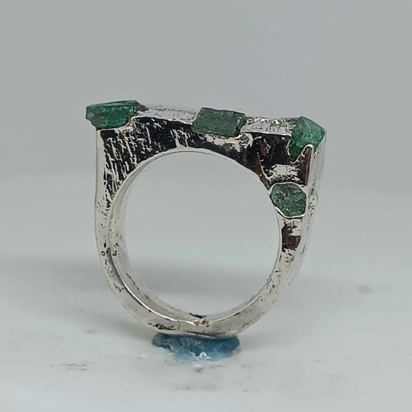 Anello in Argento925 e smeraldi grezzi. Realizzato con la tecnica della fusione con la sabbia. - immagine 6