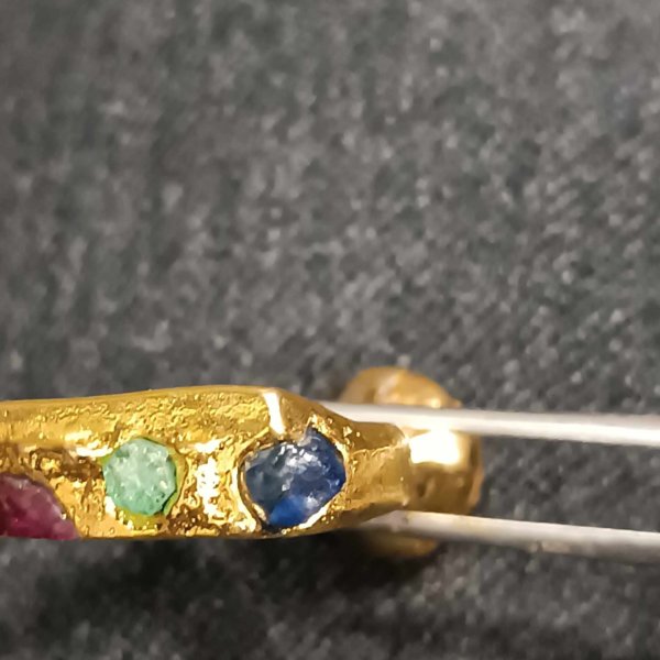 Anello in ottone e smeraldo rubino e zaffiro, realizzato con la tecnica della fusione con la sabbia. - immagine 8