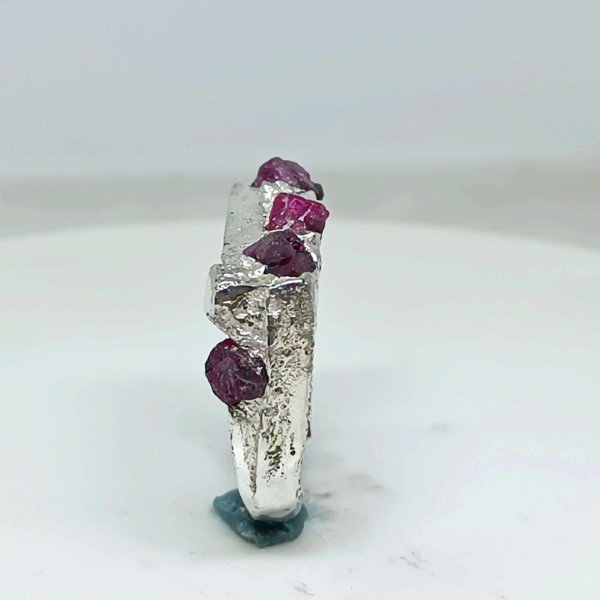 Anello in Argento925 e rubini grezzi misura 17. Realizzato con la tecnica della fusione con la sabbia. - immagine 5