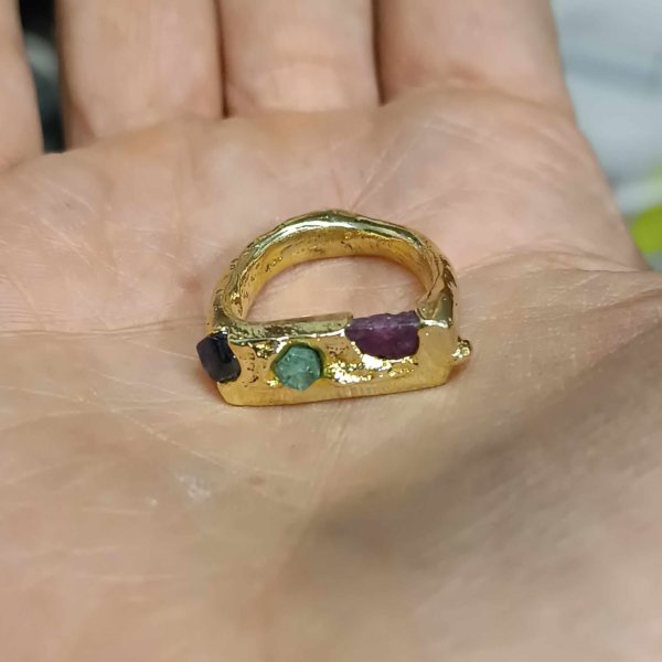Anello in ottone e smeraldo rubino e zaffiro, realizzato con la tecnica della fusione con la sabbia. - immagine 3