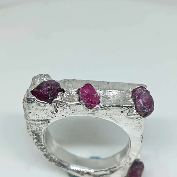 Anello in Argento925 e rubini grezzi misura 17. Realizzato con la tecnica della fusione con la sabbia. - immagine 6