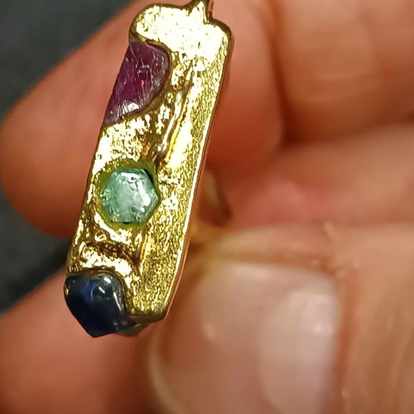 Anello in ottone e smeraldo rubino e zaffiro, realizzato con la tecnica della fusione con la sabbia. - immagine 6