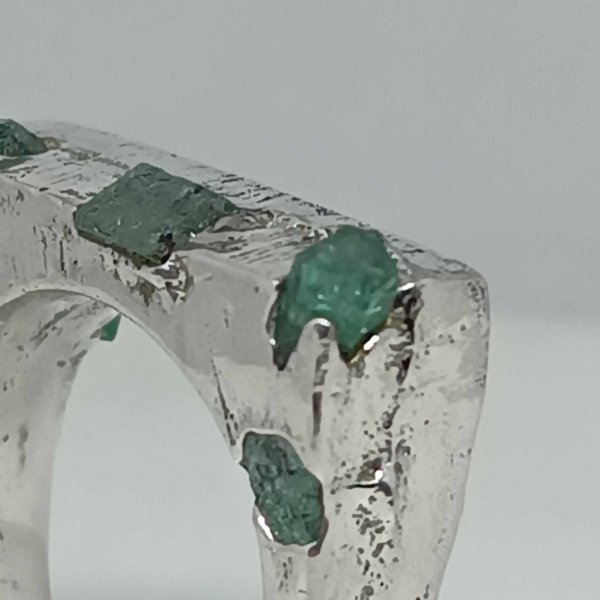Anello in Argento925 e smeraldi grezzi. Realizzato con la tecnica della fusione con la sabbia. - immagine 5