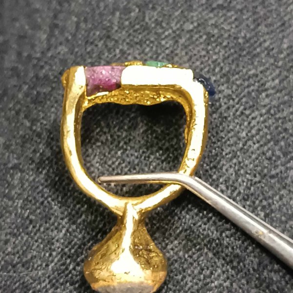 Anello in ottone e smeraldo rubino e zaffiro, realizzato con la tecnica della fusione con la sabbia. - immagine 5