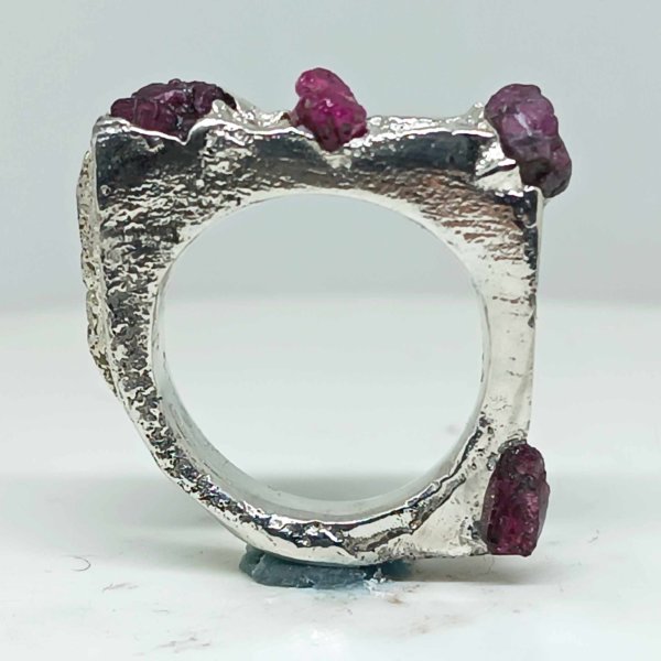 Anello in Argento925 e rubini grezzi misura 17. Realizzato con la tecnica della fusione con la sabbia.