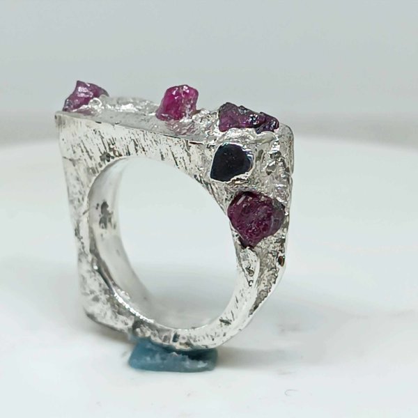 Anello in Argento925 e rubini grezzi misura 17. Realizzato con la tecnica della fusione con la sabbia. - immagine 8